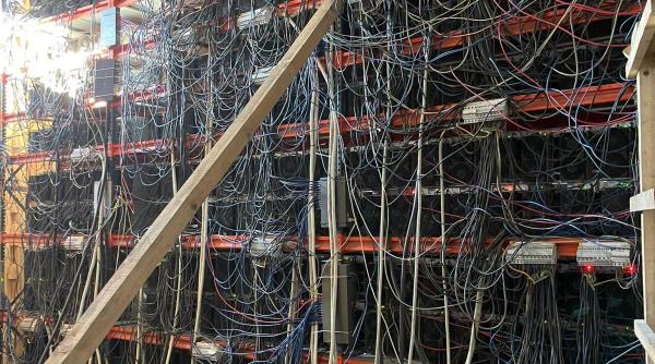 Cum a descoperit ANAF o fermă clandestină de minat criptomonede