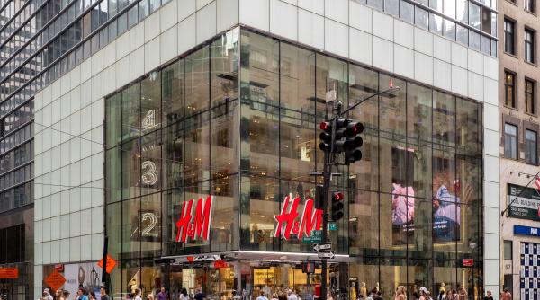 H&M raportează profit net în ușoară creștere, dar vânzările scad în trimestrul doi