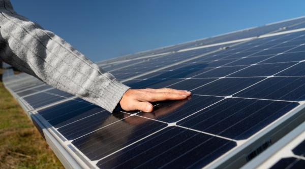 Fotovoltaicul a asigurat aproape jumătate din producția de energie a României, duminică la prânz