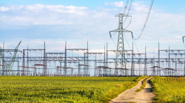 Canicula pune presiune pe sistemul energetic. Solarul acoperă peste 40% din producție la prânz, dar greul vine diseară