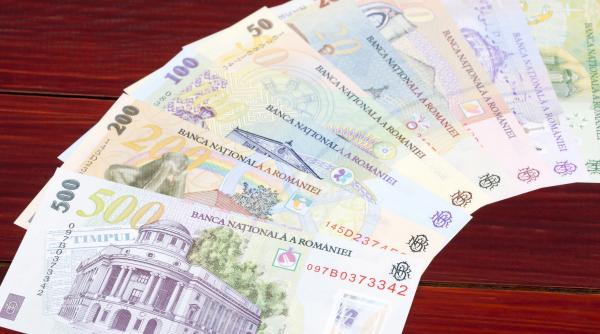 Presiune pe moneda naţională. Leul scade faţă de euro, dolar şi francul elveţian