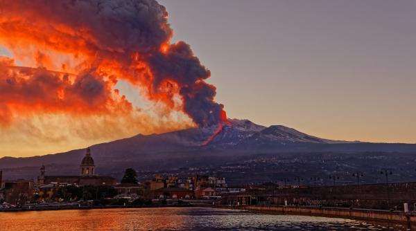 Etna a erupt şi a dat peste cap traficul aerian