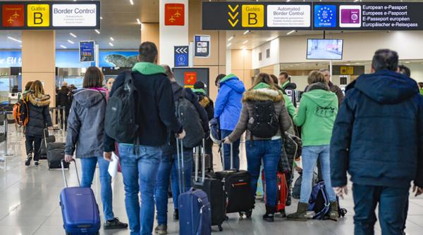 PE a aprobat noi drepturi pentru pasagerii aerieni. Ce se schimbă la despăgubiri și bagaje