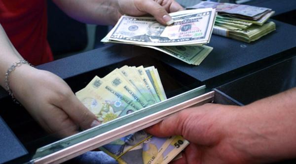 Curs valutar. Euro stă pe loc, dolarul crește, aurul pierde peste 11 lei pe gram