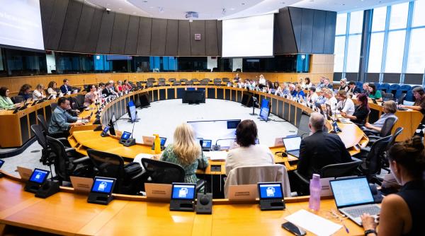 UE, la un pas de „Chat Control”. Cine ar putea verifica mesajele private