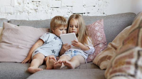UE impune reguli dure pentru Facebook, TikTok și Instagram. Ce nu vor mai putea vedea minorii