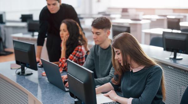 Tinerii români folosesc internetul, dar nu au competențe digitale