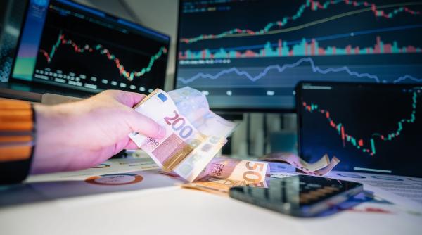 Dolarul urcă, lira coboară aurul sare de 600 de lei. Cum arată cursul de miercuri
