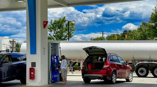 Un nou val de scumpiri la pompă. Benzina urcă cu până la 20 de bani, iar motorina ajunge la 9,80 lei