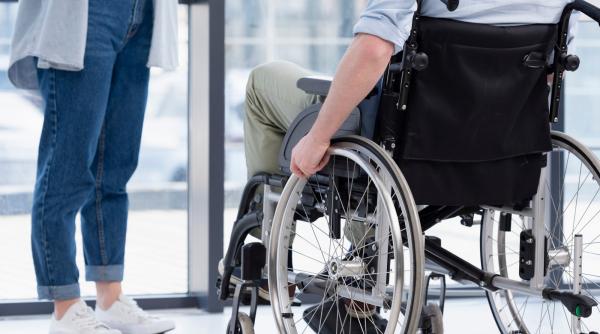 E-vouchere de 39.900 de lei pentru persoanele cu dizabilități. Condiții de eligibilitate