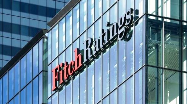 Fitch menține ratingul României la "BBB-", dar păstrează perspectiva negativă. Țara rămâne la un pas de categoria "junk"