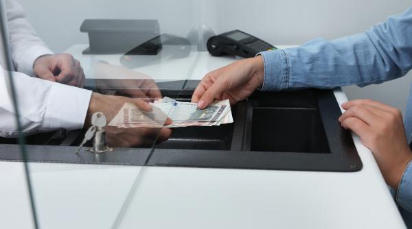 Leul pierde teren în fața principalelor valute. Aurul face un nou salt și se apropie de 633 de lei gramul