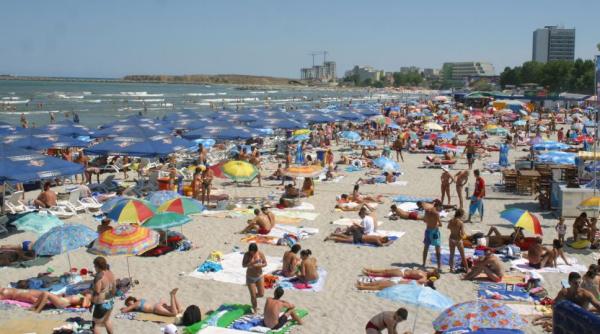Litoralul, ocupat 100%. Peste 200.000 de turiști au luat cu asalt stațiunile, dar HoReCa avertizează: „Nu avem un an de profit”