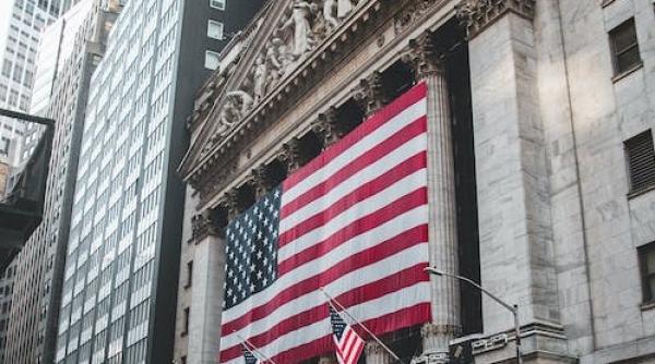 Cipurile - în declin, petrolul - în creştere. Mutările începutului de săptămână pe Wall Street