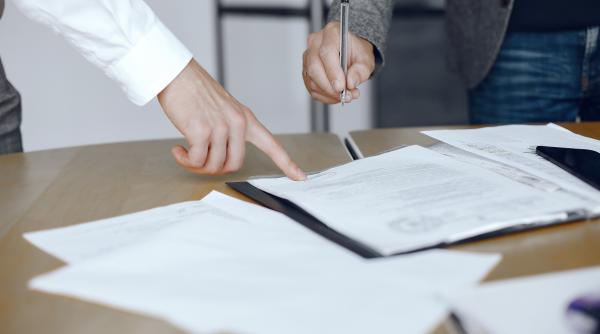 Vinzi/cumperi o maşină? S-a schimbat formularul "Contractul de înstrăinare-dobândire a unui mijloc de transport" - noul document