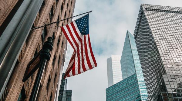 Wall Street a încheiat cea mai slabă săptămână din ultima lună, sub presiunea obligațiunilor și a petrolului