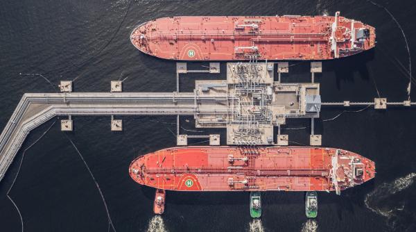 Prețul petrolului crește puternic. Brent a urcat cu 12% în două săptămâni pe fondul crizei din Strâmtoarea Hormuz