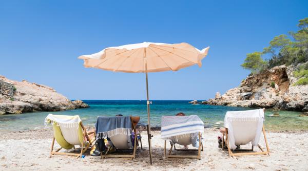 Lovitură pentru companiile din turism. Românii nu mai au bani de vacanțe