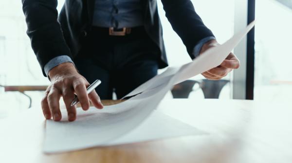 O declarație rectificativă poate lăsa firma fără bonificația de 3%. Când ANAF ia facilitatea înapoi