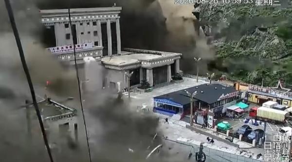 Catastrofă în Himalaia: aproape 1.400 de dispăruți, între care sute de turiști străini