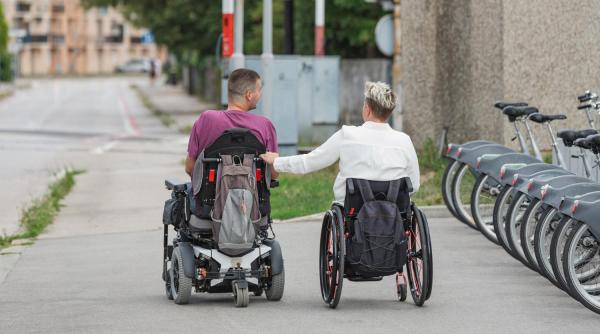 Ajutoare de până la 8.650 de lei pentru persoanele cu dizabilități. Noua lege deblochează procedura de plată