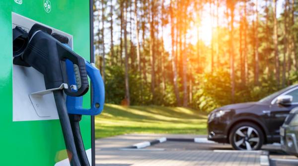 Ce se schimbă la programele e-DRIVE și e-Mobility RO. Finanțări pentru stații electrice pe autostrăzi și drumuri naționale