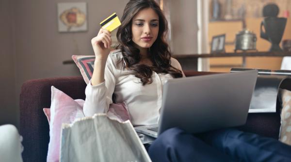 Ce drepturi au consumatorii când platformele online le restricţionează conturile