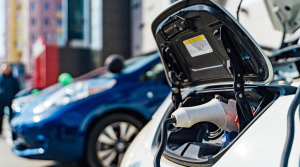 Penuria de benzină îi impinge pe ruşi spre maşinile electrice