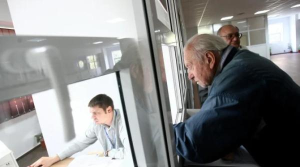 Talonul de pensie ar putea primi cod QR. Cardurile de călătorie promise pensionarilor din 2011 sunt abandonate