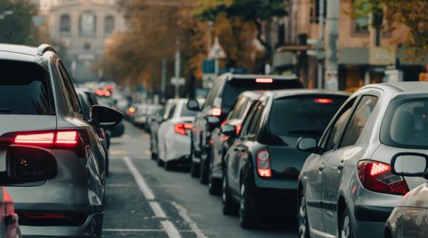 Românii fac cea mai scurtă navetă din Europa, dar pierd aproape o oră pe drum. În București, sunt 73 de minute