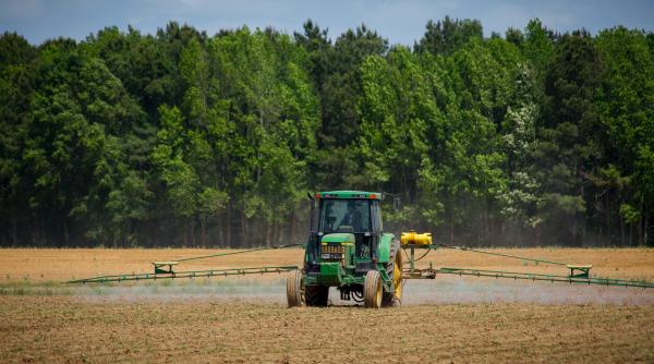 Societățile agricole se vor putea transforma în cooperative. Proiectul a trecut de Senat
