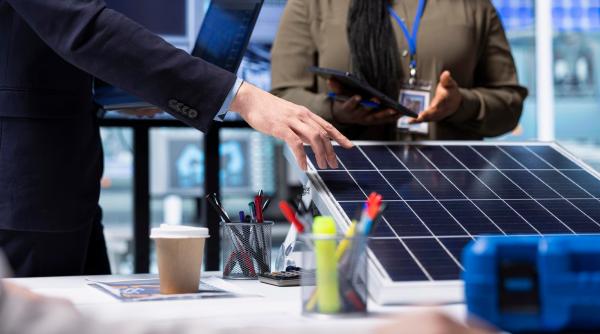 650 de milioane de euro pentru panouri solare și baterii la instituțiile publice. De ce contează ziua depunerii