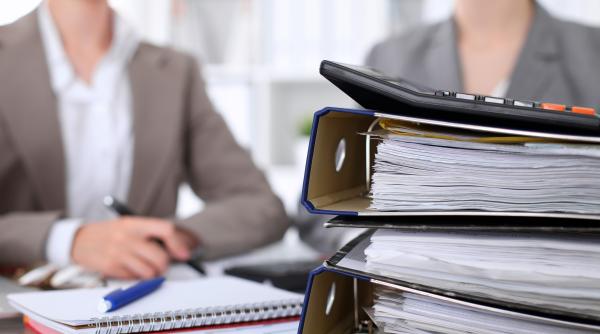 Mai puțină birocrație pentru români și firme. Fără certificat fiscal și dovezi de plată când statul poate verifica singur datele