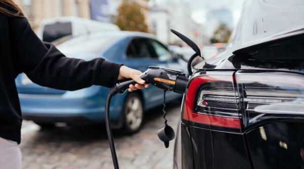 Trei din patru mașini noi din Europa sunt electrificate. Dacia pierde teren, iar mărcile chineze avansează