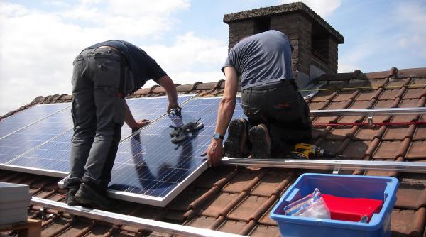 Ai panouri solare și consumi curent la altă adresă? Cum ar putea fi folosiți banii din energia livrată în rețea