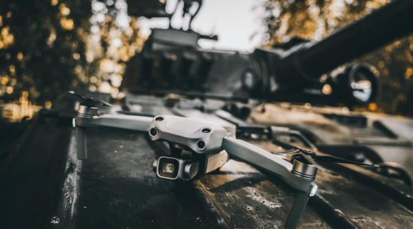 O companie germană a prezentat un concept de roi de drone modulare pentru aer, uscat și apă
