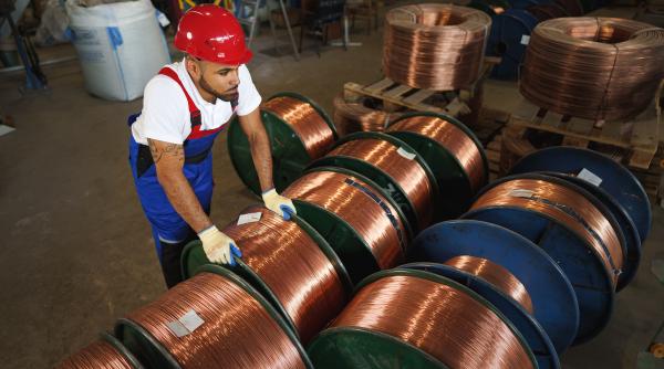 Cuprul încheie al treilea trimestru cu un avans de aproape 8%. Aluminiul cade la minimul ultimelor două luni