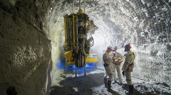Criza diamantelor face victime. Petra Diamonds caută bani și ia în calcul vânzări