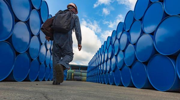 Petrolul sare de 105 dolari. Atacurile din Ormuz pun presiune pe intervenția de urgență a G7