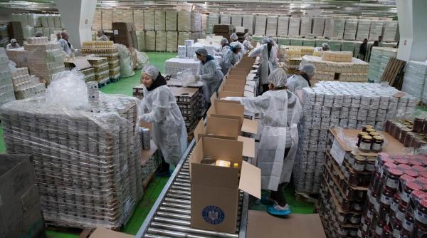 Ajutoare persoanele vulnerabile. Beneficiarii primesc alimente, îmbrăcăminte, încălțăminte şi altele