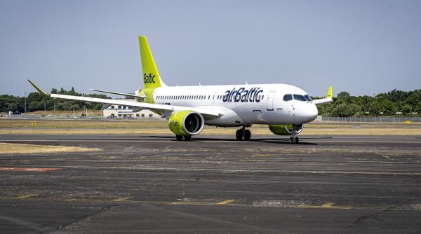 AirBaltic ar putea desființa până la 700 de posturi. Compania își reduce flota și rețeaua de zboruri