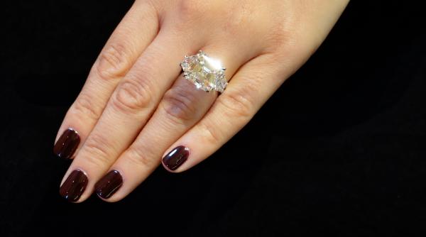 Cel mai mare diamant oferit vreodată la vânzare în România poate fi văzut la Bucureşti
