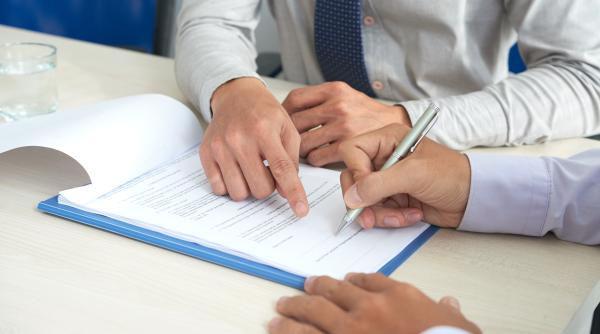 IMM-urile cer respingerea proiectului care obligă antreprenorii să apeleze la avocați pentru contracte
