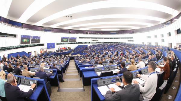 Falsurile făcute cu AI intră în vizorul UE. Parlamentul cere mai mulți bani pentru apărarea euro