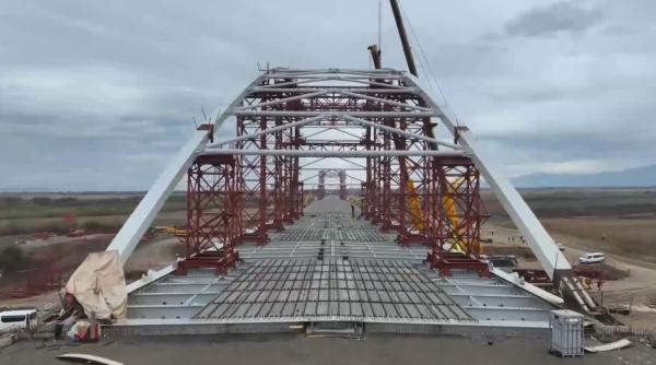 A început montarea ultimului segment al podului în arc de pe A13. Ce se întâmplă apoi în șantier