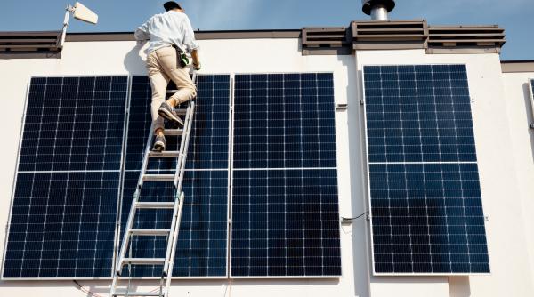 Panouri fotovoltaice pe blocuri, cu energie împărțită între apartamente. Proiectul a ajuns la Senat