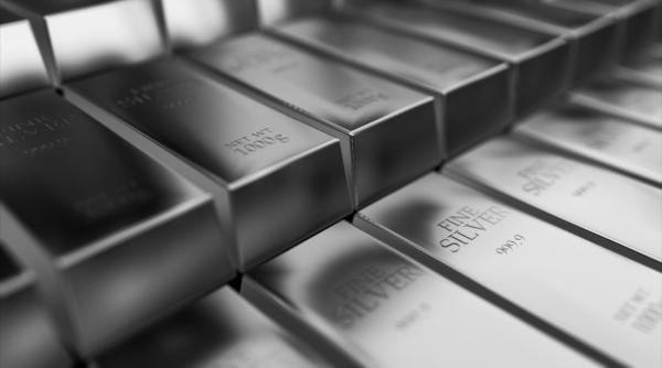 UBS: Argintul ar putea ajunge la 80 de dolari pe uncie în 2027. Cererea din industria AI susține perspectivele pieței