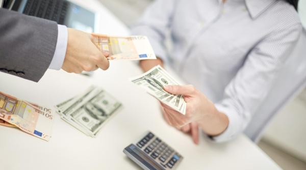 Euro și dolarul au crescut în raport cu leul. Aurul s-a scumpit cu peste 6 lei