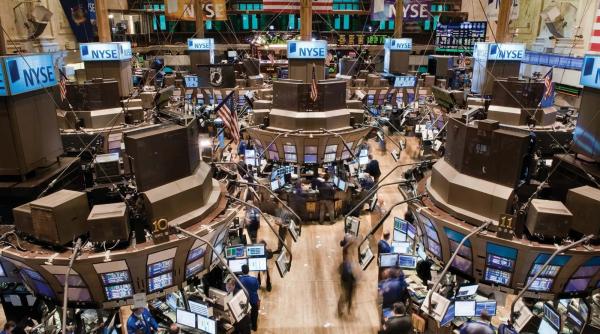 Panică pe Wall Street după rezultatele Intel și Amazon. De ce fug investitorii din acțiunile tech