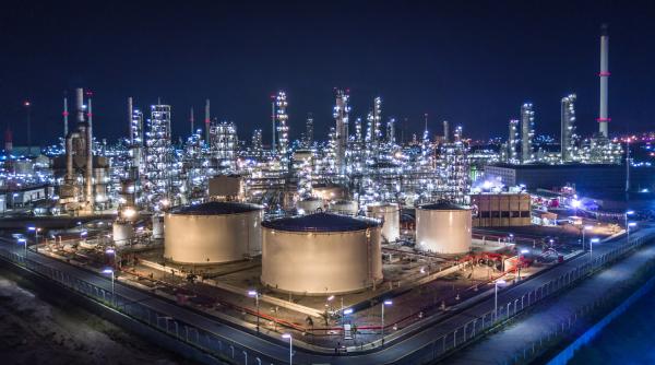 Războiul umflă profiturile rafinăriilor. Chevron și ExxonMobil au câștigat aproape triplu